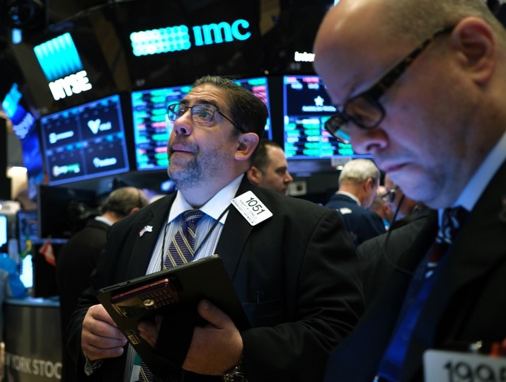 Giá dầu chạm 100 USD/thùng, Phố Wall lao dốc